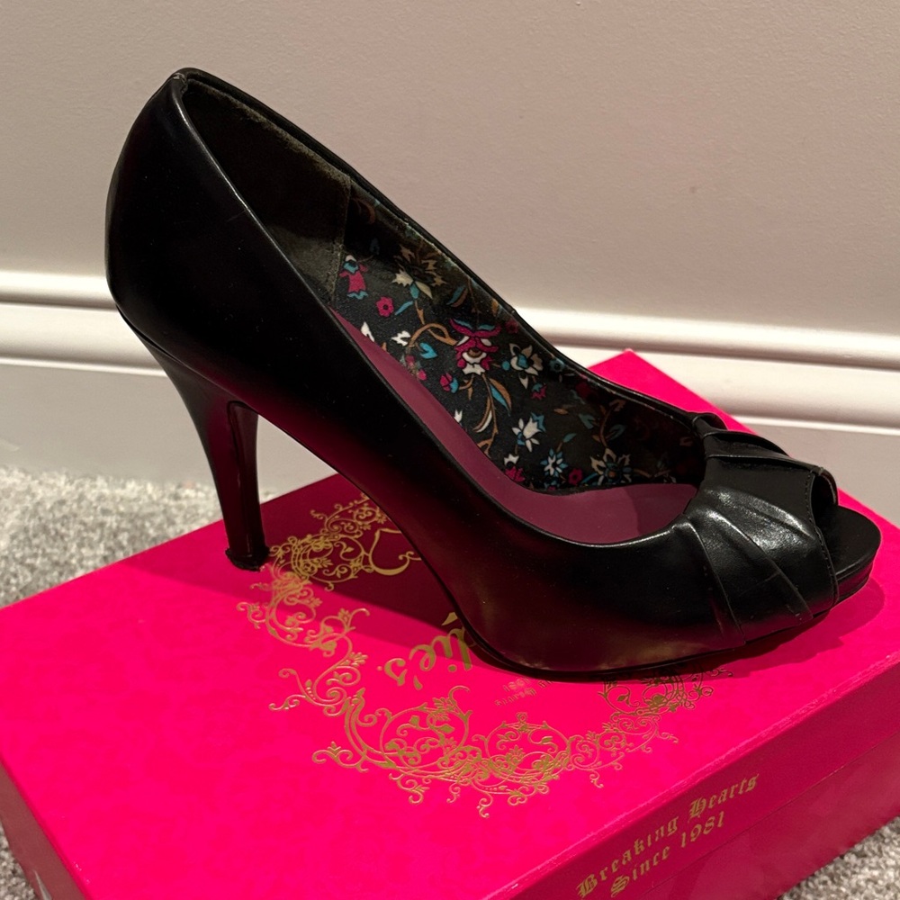 Candie's Elegant Black Peep Toe Heels - Picture 2 of 4